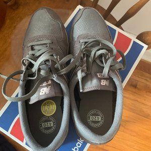 NEW UNWORN New Balance 420 Women's 8
